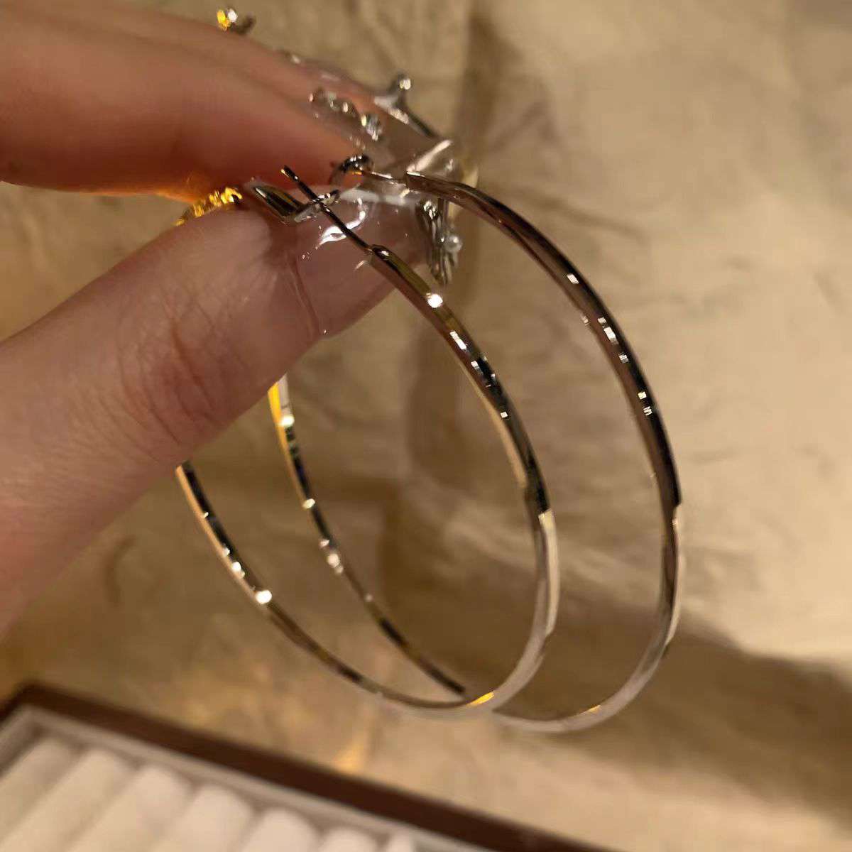 Chic Silver Hoop Earrings – Oversized Minimalist Style