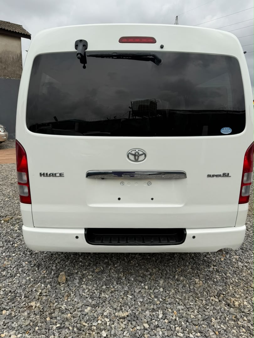 Clean Toyota Hiace Mid Roof Bus with Executive Seats – Lagos (Call 09154701123)